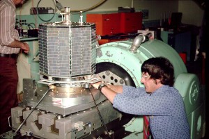 Jan King, W3GEY, prepares AMSAT-OSCAR 7 for a vibration test.